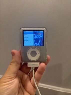 iPod Nano 3rd Gen 4gb silver excellent cond